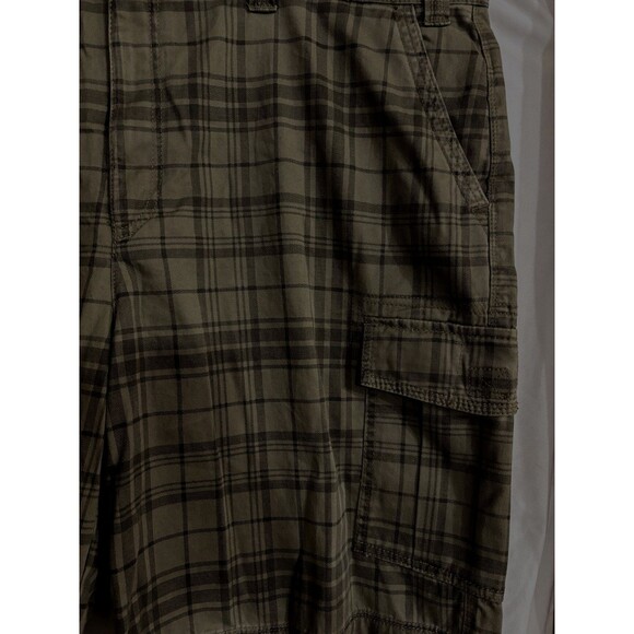 NWT Izod Men's 42" Flat Front 100% Cotton 6 Pocket Green Plaid Cargo Shorts - Picture 3 of 9